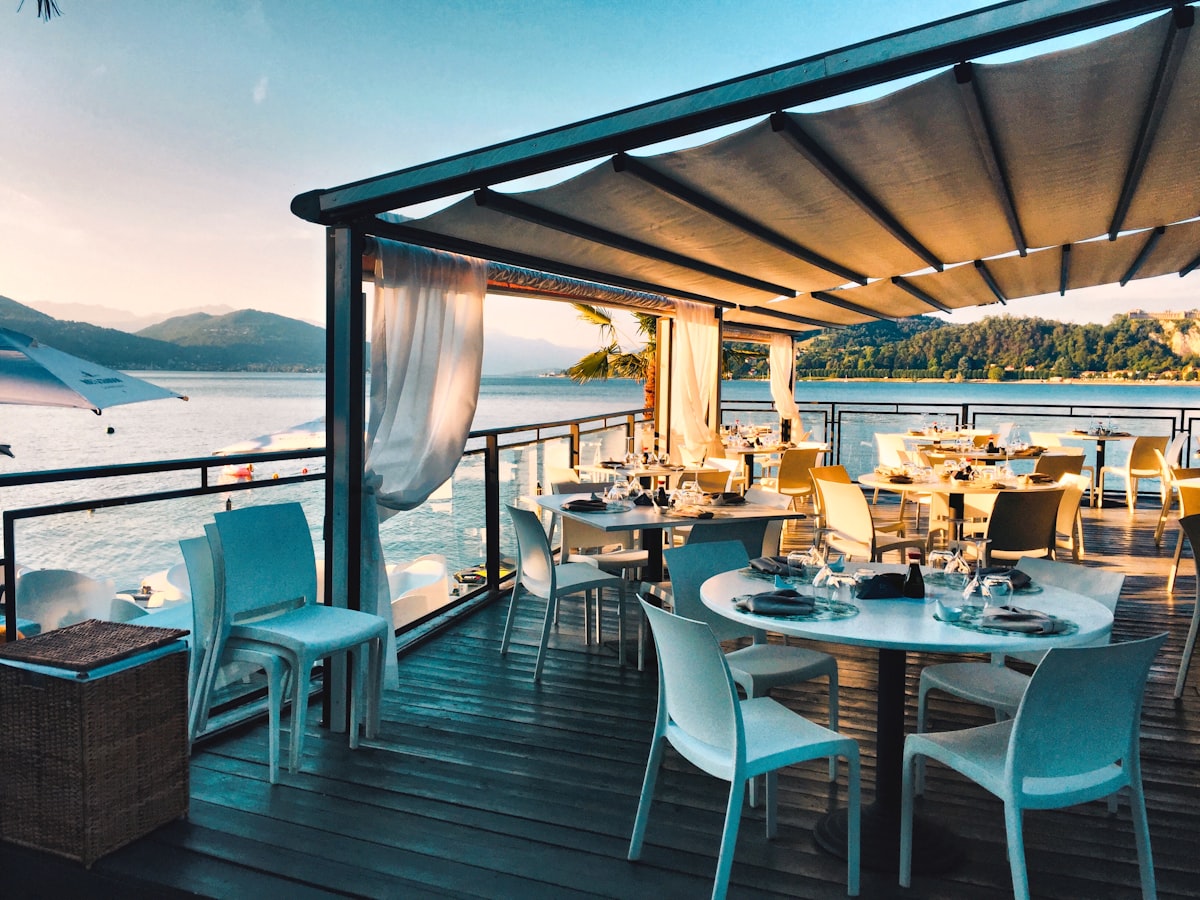 Gäste genießen ein schönes Abendessen im Restaurant